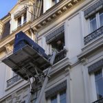 Déplacer et porter un piano dans un auditorium